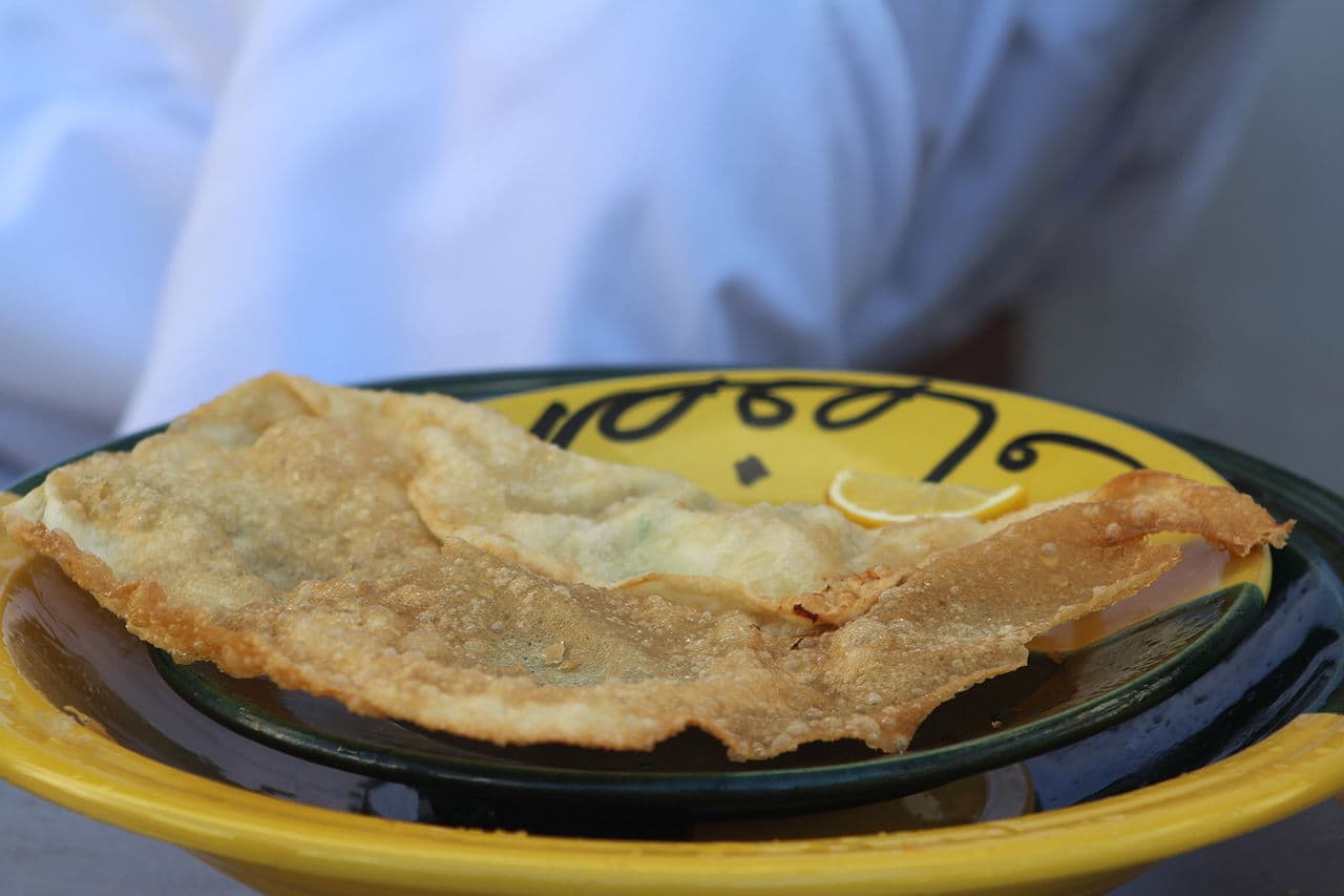 Brik tunisienne dorée et croustillante servie avec un quartier de citron