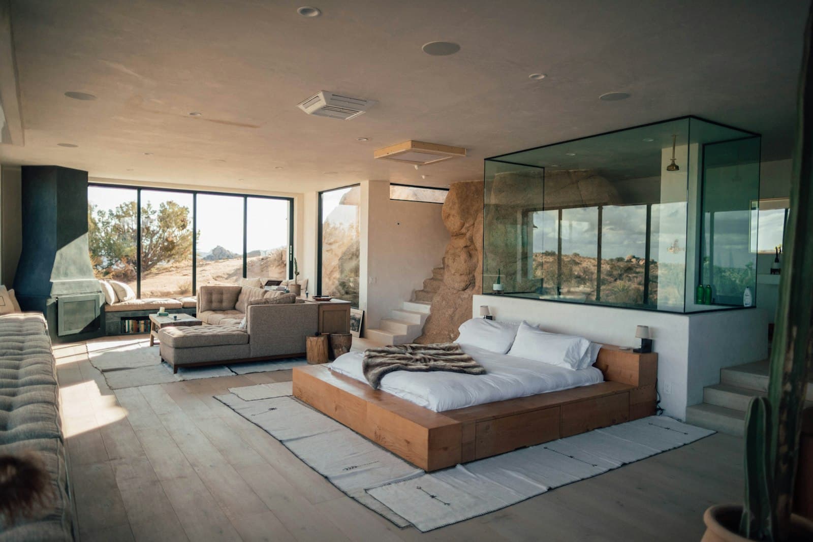 Suite Corniche : chambre et salon enchaînés dans un grand volume blanc et lumineux