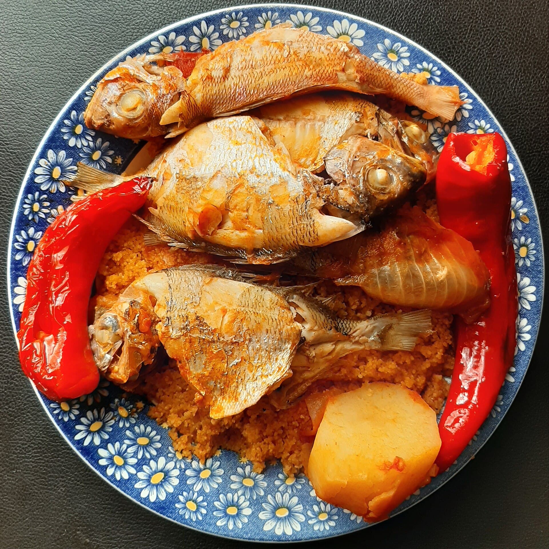 Couscous au poisson de la criée : daurades, piments rouges et semoule safranée