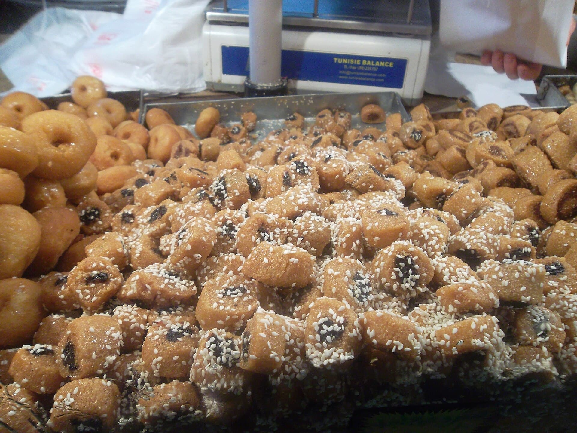 Makrouds aux dattes dorés au miel, sésame et amandes