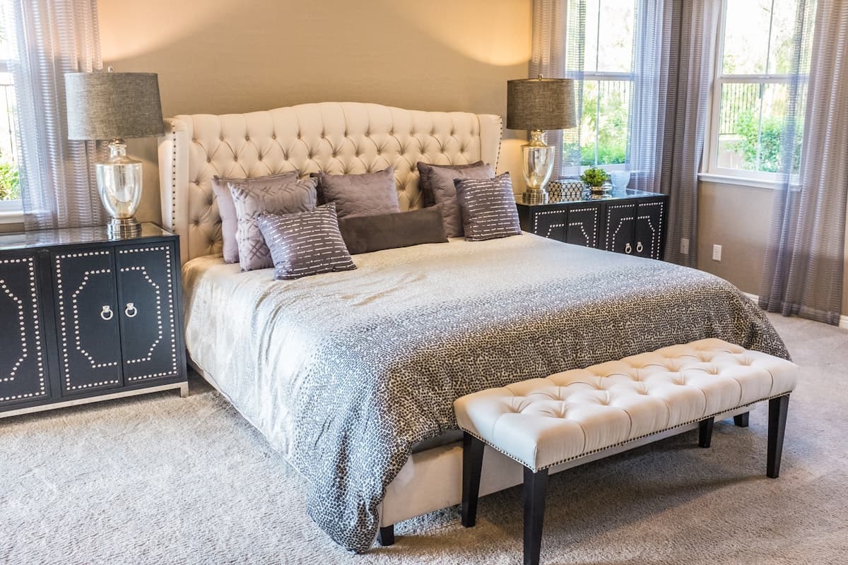 Lit capitonné crème de la Chambre Médina, coussins de soie et lampes d'argent