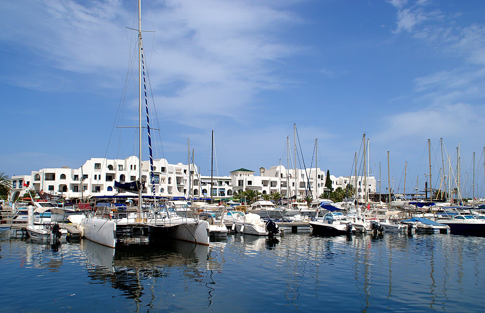 Panorama sur la marina blanche de Port El Kantaoui et ses voiliers