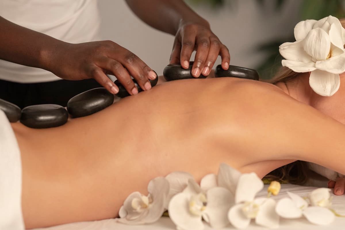 Soin aux pierres chaudes au Spa Azur, fleurs blanches posées sur le lin